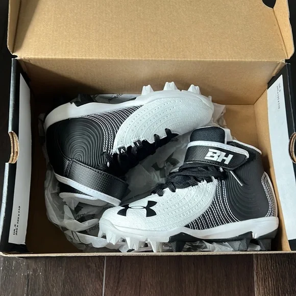 Youth football cleats